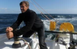 Le skipper français Jean Galfione, à la manoeuvre à bord de son monocoque Class40 "Serenis Consulting", le 6 octobre 2014 au large de Concarneau, avant de prendre le départ de la Route du Rhum, le 2 novembre depuis Saint-Malo