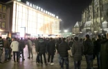 Des gens réunis devant la gare centrale de Cologne le 31 décembre 2015, quand la police a reçu des centaines de plaintes de femmes pour agressions sexuelles commises près de la gare et de la cathédrale