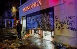Un slogan "C'est pour les lycéens" tagué sur un magasin Monoprix pillé, le 17 octobre 2026 à Paris