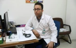 Le docteur syrien Mohammed Khattab dans une salle de consultation du centre de soins dédié aux réfugiés syriens à Ankara, le 22 février 2018