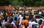 Des manifestants acclament des militaires devant l'ambassade de France après un rassemblement en soutien aux soldats putschistes au Niger, le 30 juillet 2023 à Niamey