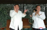 Photo diffusée le 13 juillet 2023 par l'agence nord-coréenne Kcna du dirigeant nord-coréen Kim Jong Un et de sa femme Ri Sol Ju (c, derrière) assistant à un tir d'essai d'un nouveau missile balistique intercontinental (ICBM) "Hwasong-18" dans un lieu précisé, le 12 juillet 2023 en Corée du Nord