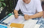 Liang Shi, 56 ans, candidat pour la 27e fois au "gaokao", le baccalauréat chinois, révise à son domicile de Chengdu, dans le sud-ouest de la Chine, le 25 mai 2023