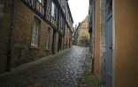 Une rue pavée de la vielle ville du Mans, le 19 février 2024 dans la Sarthe