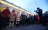La police de Saint-Pétersbourg ordonne à des manifestants contre la guerre en Ukraine à se disperser, le 24 février 2022
