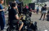 Région Réunion : la présidente de Région en visite sur le tournage de la série Les chercheurs d'or