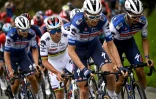 Les coureurs de l'équipe Soudal Quick-Step Remco Evenepoel (en blanc), le Belge Pieter Serry (c) et le Français Julian Alaphilippe (d), lors de Liège-Bastogne-Liège, le 23 avril 2023 