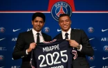 Le président du PSG Nasser Al-Khelaifi et Kylian Mbappé officialisant la prolongation de son attaquant vedette, le 23 mai 2022 au Parc des Princes stadium in Paris 