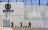 Des soldats montent la garde devant le Centre de confinement du terrorisme (Cecot) à Tecoluca, le 26 mars 2025 au Salvador