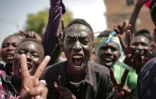 Des Soudanais célèbrent le 17 août 2019 à Khartoum la signature d'un accord clé entre les généraux au pouvoir et les leaders de la contestation, ouvrant la voie à un pouvoir civil
