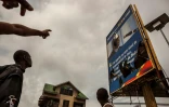 Des manifestants pointent du doigt un portrait endommagé du président Joseph Kabila, lors d'une manifestation de l'opposition à Kinshasa, le 19 septembre 2016