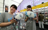 Des employées du "Megastore" de la Coupe du monde de rugby à Tokyo, le 26 août 2019