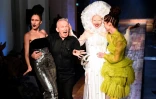 Jea Paul Gaultier et ses mannequins lors du défilé Automne-Hiver 2016-2017 à Paris
