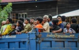 Des survivants de la catastrophe sont transportés sur un camion dans le village de Sanamxai, au Laos, le 28 juillet 2018.

Flood survivors look out from the back of a truck as they are transported from a hydro power plant through a village in Sanamxai, Attapeu province on July 28, 2018, after they were affected by a dam collapse that resulted in widespread flooding.