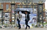 Les prince William et Harry regardent les hommages à leur mère Diana accrochés à la grille de Kensington Palace, où elle résidait à Londres, le 30 août 2017