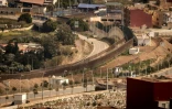 Vue de la frontière séparant le Maroc (à gauche) de l'enclave espagnole de Melilla (à droite), près de Nador au Maroc, le 4 mars 2022