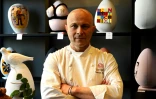 Le chef pâtissier Walter Musco pose, le 30 mars 2021 à Rome, devant ses créations, des oeufs de Pâques en chocolat inspirés de différents artistes.