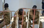 Des soldats burkinabè se reposent à Ougadougou le 3 mars 2018, au lendemain de la double attaque contre l'ambassade de France et l'état-major.