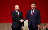 Photo diffusée par l'agence d'Etat russe Sputnik du président chinois Xi Jinping (d) et de son homologue russe Vladimir Poutine, le 16 mai 2024 à Pékin