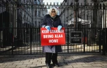 Laila Soueif, la mère du militant Alaa Abdel Fattah, devant Downing Street, le 2 février 2025