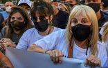 L'ex-femme de Diego Maradona Claudia Villafane (d) et ses filles Giannina (c) et Dalma (g), lors d'une manifestation pour réclamer justice, le 10 mars 2021 à Buenos Aires