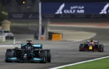 Le pilote britannique Lewis Hamilton, au volant de sa Mercedes, mène le Grand Prix de Bahreïn devant la Red Bull du Néerlandais Max Verstappen, le 28 mars 2021 sur le circuit international de Sakhir
