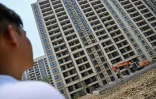 M. Wang devant un immeuble en construction dans le lotissement où il a acheté un appartement, le 2 juin 2023 à Ningbo, dans la province chinoise du Zhejiang