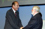 Le président Jacques Chirac (g) et Yves Coppens, paléontologue et président de la commission de préparation de la charte de l'environnement, le 29 janvier 2003 à Nantes