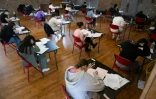 Des élèves passent l'épreuve de philosophie du baccalauréat à lycée Michel de Montaigne à Mulhouse, le 16 juin 2025 dans le Haut-Rhin