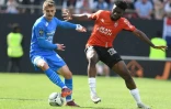 Le Marseillais Valentin Rongier (g) à la lutte avec le Lorientais Terem Moffi, le 8 mai 2022 à Lorient