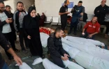 Des personnes se rassemblent près des dépouilles de proches tués dans des frappes israéliennes à Rafah dans la bande de Gaza, le 1er décembre 2023 à l'hôpital al-Najjar dans la bande de Gaza