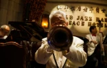 Chaque soir, sous les moulures élégantes du Peace Hotel, bijou Art déco édifié en 1929, ces musiciens rejouent les mélodies inspirées des "Années folles", un bain de nostalgie dans une métropole en proie à une modernisation exacerbée.