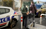 Un policier arrête un membre présumé d'un réseau de trafic de drogue dans les quartiers nord de Marseille, le 11 décembre 2023