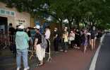 Des gens font la queue pour faire un test de dépistage du coronavirus dans un hôpital de Pékin le 2 août 2021