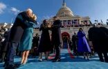 Le président américain Joe Biden embrasse sa femme Jill après avoir prêté serment le 20 janvier 2021 à Washington