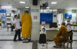 Des moines se font examiner, le 12 novembre 2018 dans un hôpital pour les moines à Bangkok, en Thaïlande