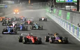 Les pilotes Charles Leclerc (G) et Max Verstappen (D) au coude-Ă -coude avant le premier virage du GP de F1 de Las Vegas, le 18 novembre 2023