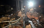 Des pompiers ukrainiens sur le site d'une attaque de drones russe à Kharkiv, le 27 mars 2025 