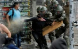 La police anti-émeutes repousse un manifestant, le 8 novembre 2019 à Santiago