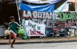 Un enfant jouant dans les rues de Kourou en Guyane, le 3 avril 2017