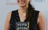 L'auteure argentine Samanta Schweblin pose avec son livre "Fever Dream" lors de la séance photo des finalistes du prix Man Booker International, à l'église St James de Londres, le 13 juin 2017