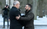 Le président ukrainien Volodymyr Zelensky (D) est accueilli en Estonie par son homologue Alar Karis, à Tallin le 11 janvier 2024