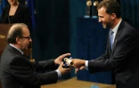 L'écrivain albanais Ismail Kadaré (g) reçoit le Prix du Prince des Asturies, lauréat des lettres, des mains du prince Felipe d'Espagne, le 23 octobre 2009 à Oviedo
