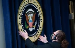 Une fonctionnaire américaine ajuste le sceau du président des Etats-Unis à Washington le 8 décembre 2020