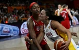 L'Américaine Angel Reese (G) lors de la victoire des Etats-Unis contre l'Espagne de Maite Cazorla (D) en demi-finale du Mondial de basket, le 12 septembre 2026 à Berlin