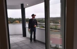 Benoît Quintin sur la terrasse de l'appartement qu'il vient d'acheter à la résidence Grândola à Tarnos, le 2 décembre 2024 dans les Landes