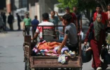 Des Palestiniens transportent des blessés à l'hôpital, après un bombardement israélien à Khan Younès, dans le sud de la bande de Gaza, le 22 juillet 2024