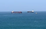 Des navires commerciaux au large du terminal de conteneurs de Khor Fakkan, dans l'émirat de Sharjah sur le golfe d'Oman, le 28 juin 2026