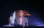 La chanteuse Céline Dion sur un écran géant livre un message enregistré lors de la première demi-finale de l'Eurovision à Bâle, le 13 mai 2025 en Suisse
