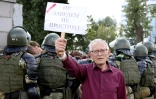 Un homme brandit une pancarte "nous n'oublierons pas, nous ne pardonnerons pas", lors d'une manifestation contre la réélection controversée du président Alexandre Loukachenko le 13 septembre 2020 à Minsk